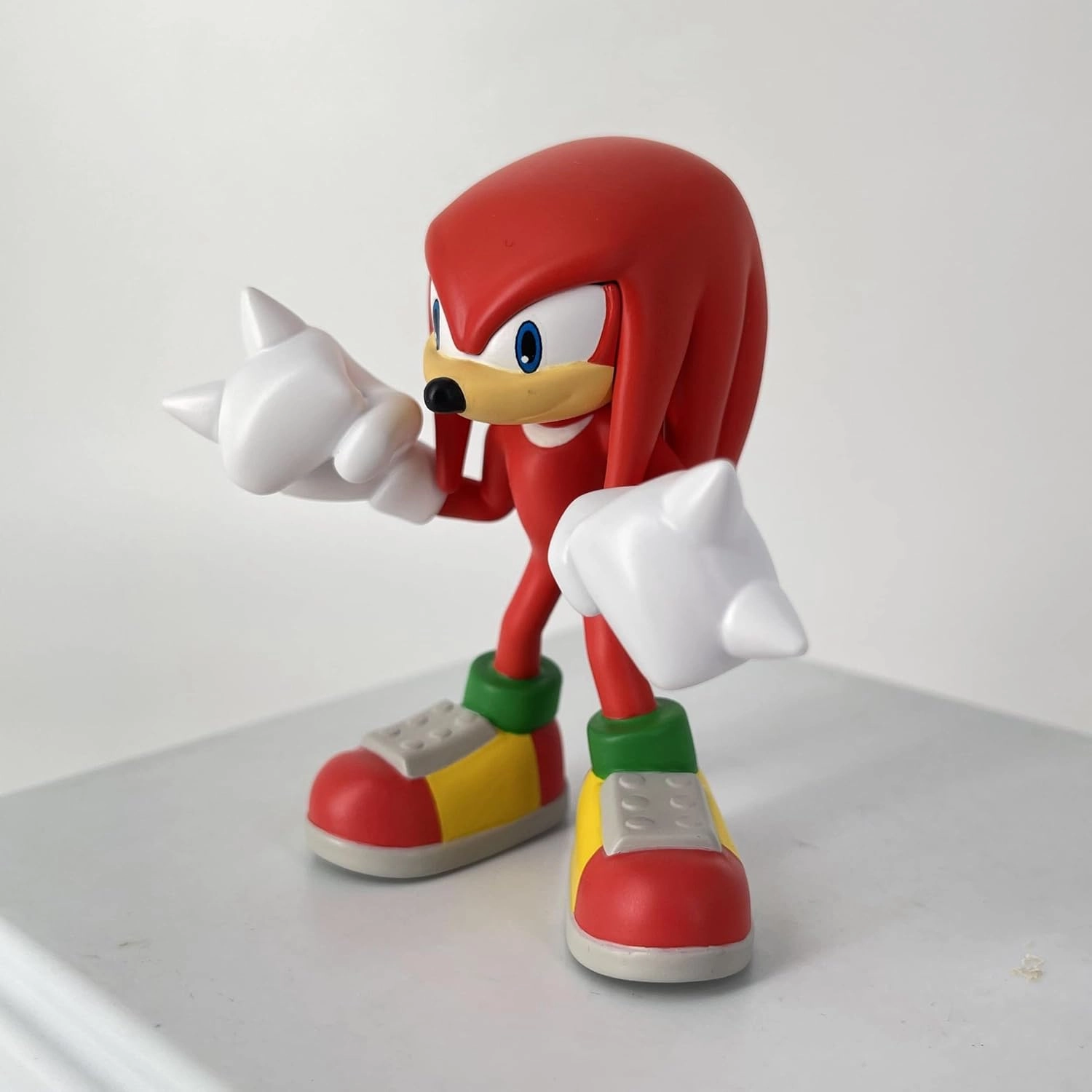 Knuckles Figure - Sonic Multicoloured Y90312