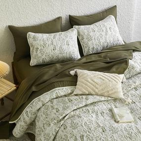 Wake In Cloud - Floral Quilt Set, Botanical Vintage Flower Coquette Cottagecore for Women Teen Girls, Reversible Lightweight Bedspread Coverlet, 3 Pieces, Olive Green, King Size