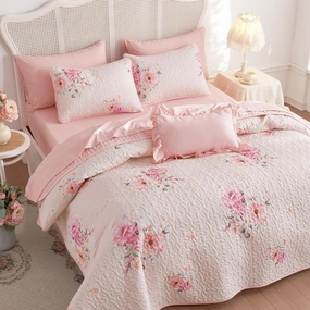 Wake In Cloud - Shabby Chic Quilt Set, Floral Coquette Cottagecore Farmhouse Vintage Flowers, for Women Teen Girls, Reversible Lightweight Bedspread Coverlet, 3 Pieces, Light Pink, Queen/Full Size