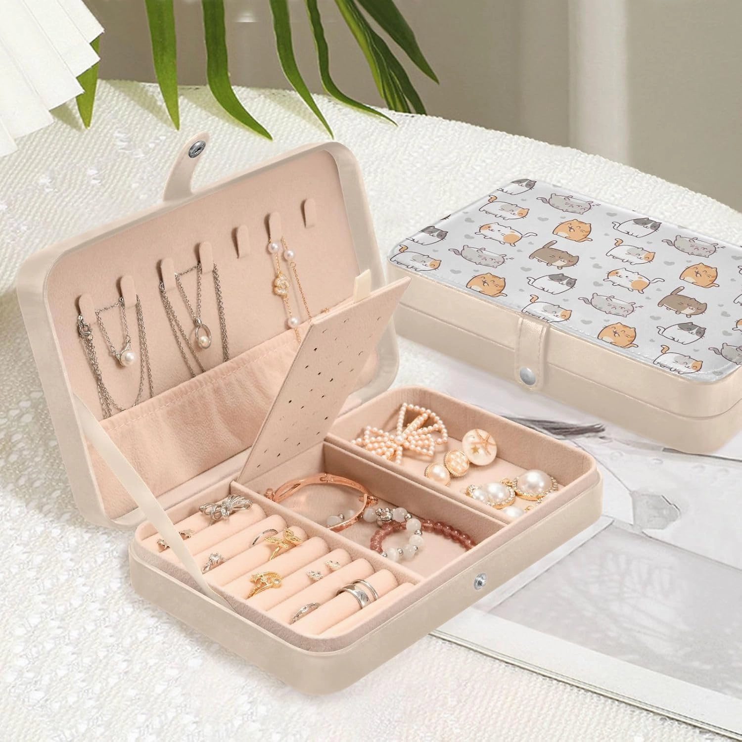 ZZKKO Travel Jewelry Case Cute Kawaii Cats Small Jewelry Boxes for Women Portable Jewelry Travel Organizer Storage Box for Earrings Ring Necklace White
